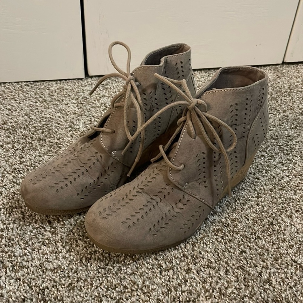Taupe wedge shoe